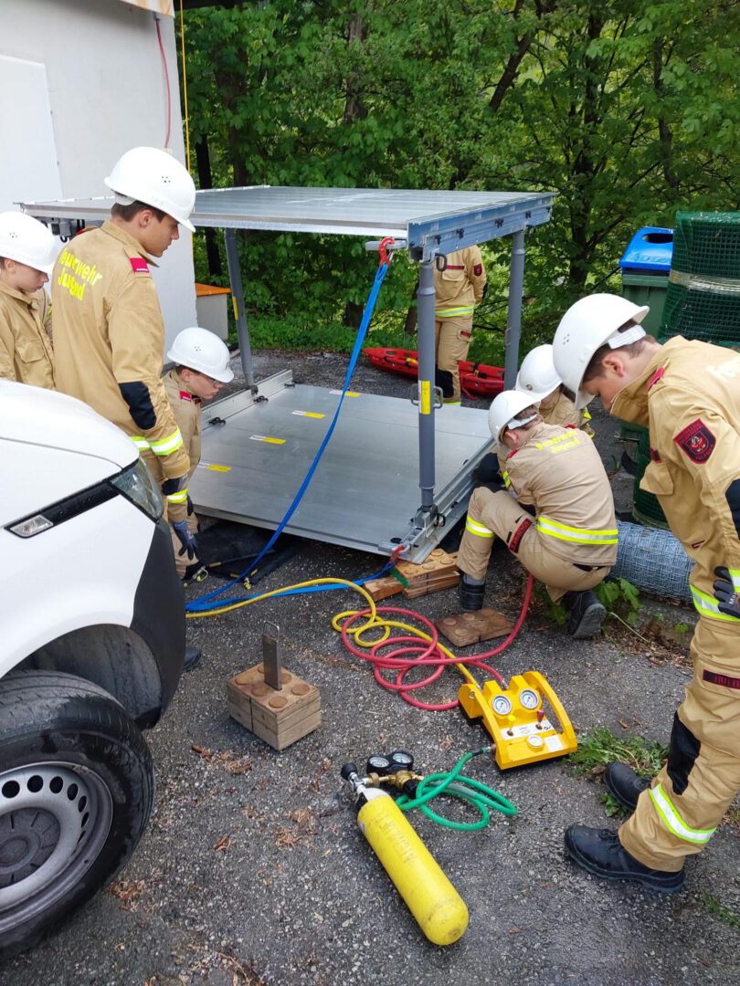 🚒 Feuerwehrjugendprobe 🚒

Übungsszenario: Person eingeklemmt
Mit Hebekissen und …