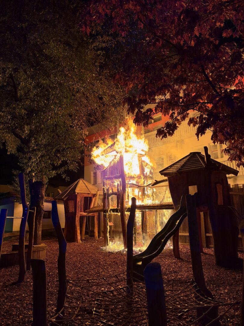 🚨🚒 Nächtlicher Brandeinsatz um kurz vor 3 Uhr in Fulpmes – Baumhaus in Vollbrand…