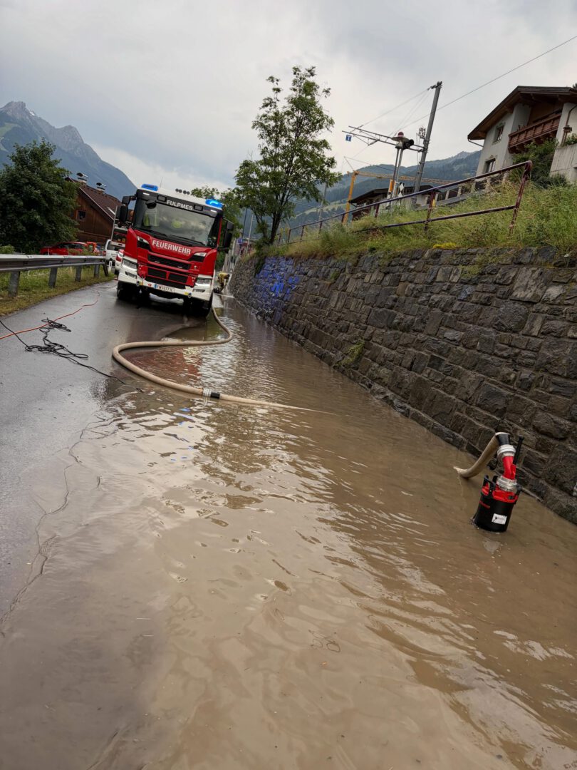 Kurzer, aber intensiver Starkregen im vorderen Stubaital fordert mehrere Feuerwe…